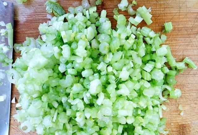 芹菜|芹菜,不要再炒着吃了,教你一个新吃法,不仅美味,而且还养生