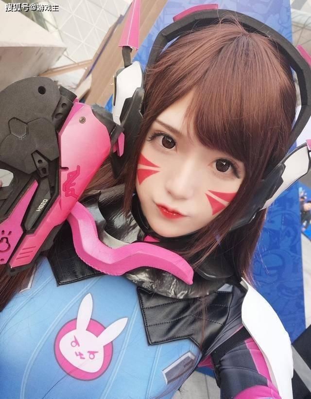 腐团儿双版本cos守望先锋角色,机甲版更还原,旗袍版更好看