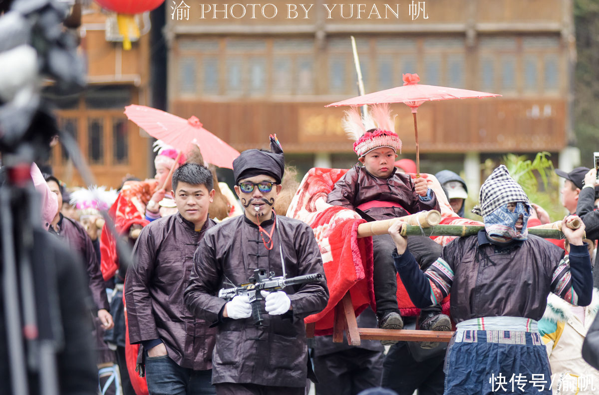 热闹|全国最大侗寨喜迎新年，万人同乐“抬官人”，欢天喜地好热闹