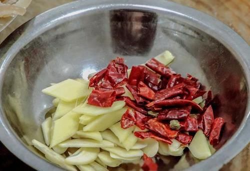 猪蹄|猪皮千万别丢掉了！只香不油腻的青椒炒猪皮，味道胜过大猪蹄