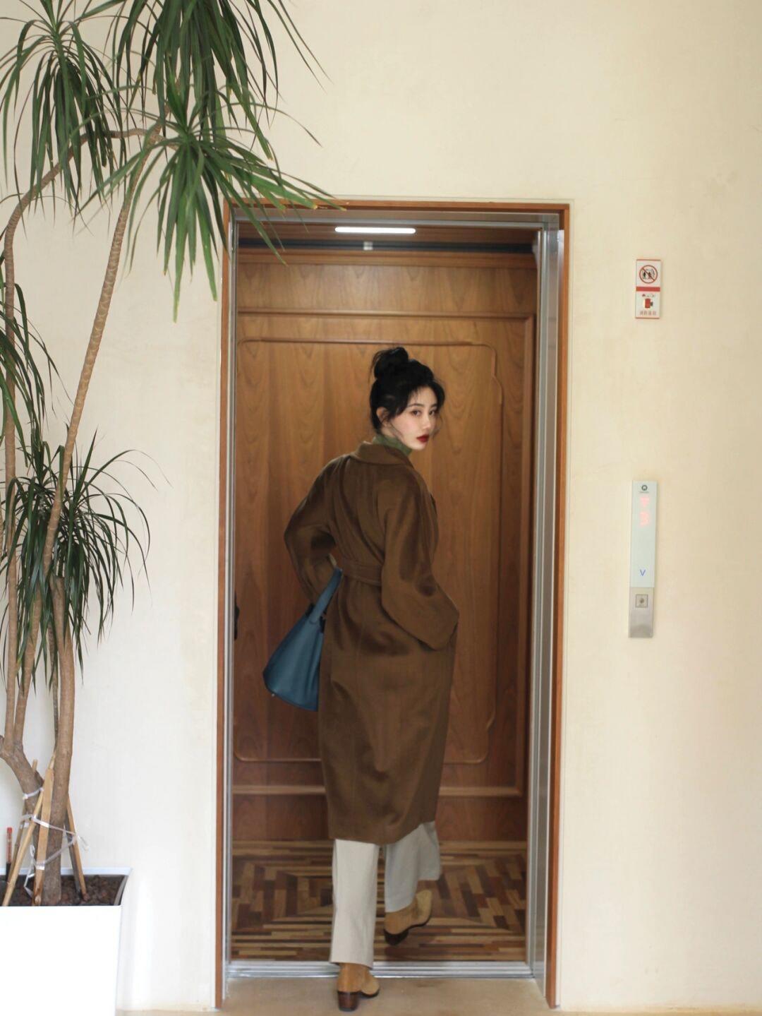 穿搭|冬天怎样穿得温柔又淑女,抽绳毛衣+针织阔腿裤,保暖又时尚!