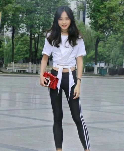 青春活力|街拍小姐姐白色休闲衫搭配黑色打底裤,很显青春活力的气息