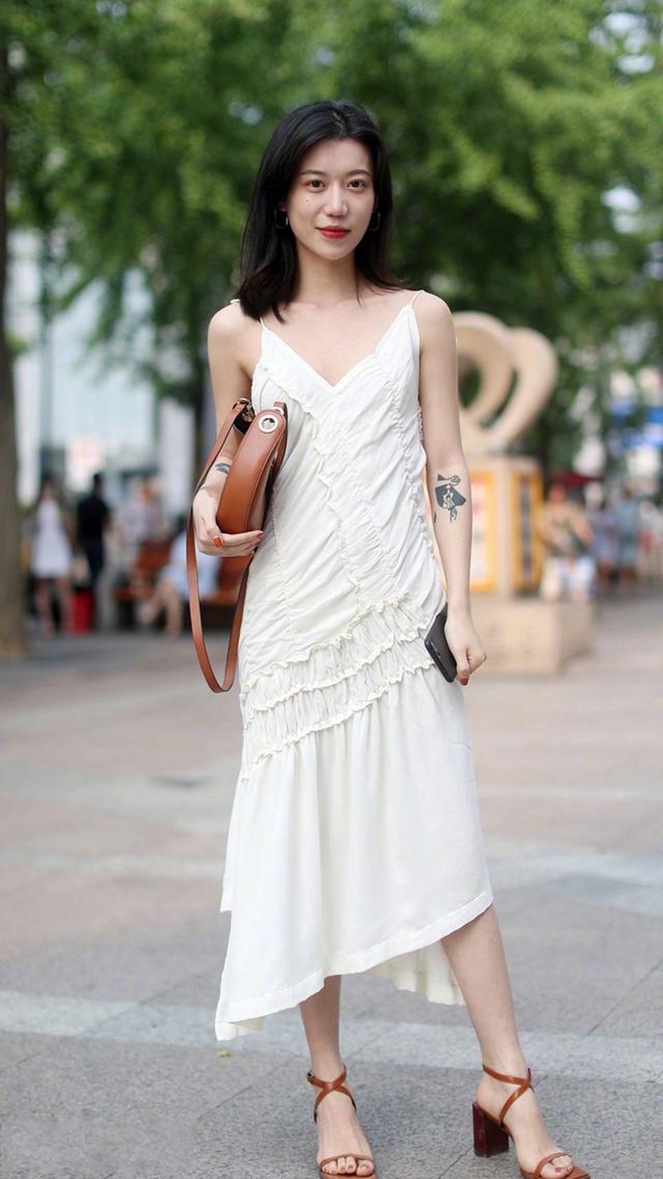 街拍,美女穿黑白竖条纹设计的抹胸上衣,尽显优雅范儿