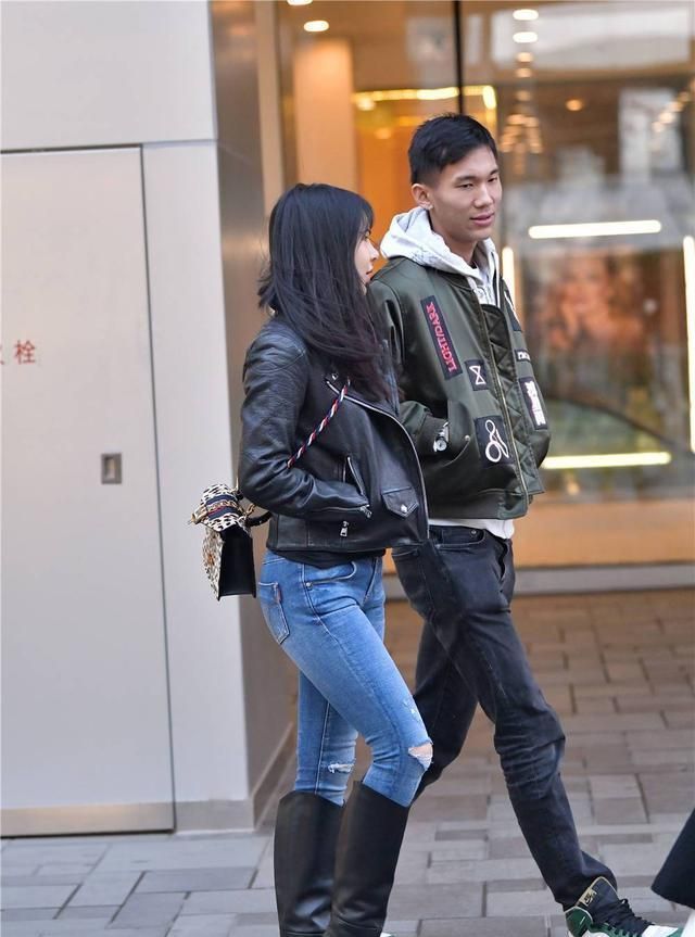 牛仔裤|紧身牛仔裤搭配黑色皮夹克,每一位姑娘都是这样穿,但是都不一样