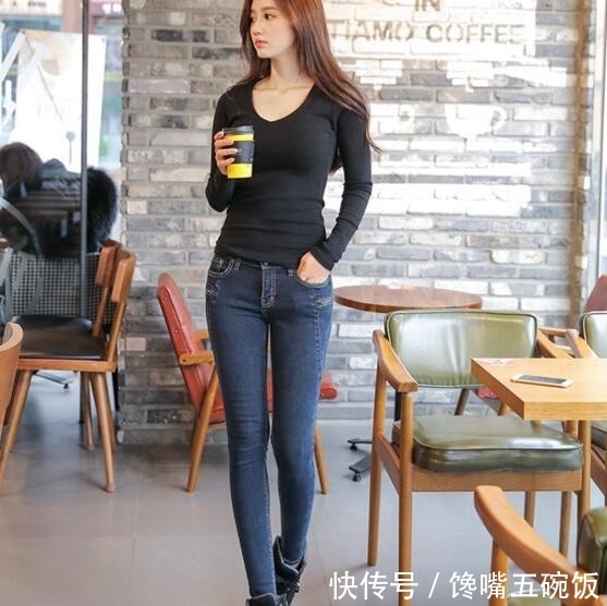 彰显|路人街拍:精致的紧身牛仔裤小姐姐,彰显温柔淑女气息!