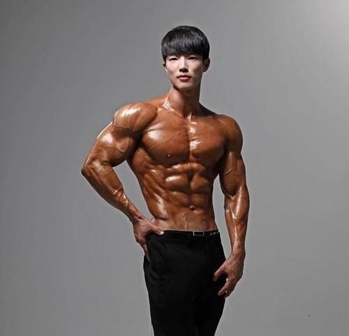 肌肉|肌肉男模长得好有型,胸肌和臂肌很精壮,腹肌和人鱼线如刀刻