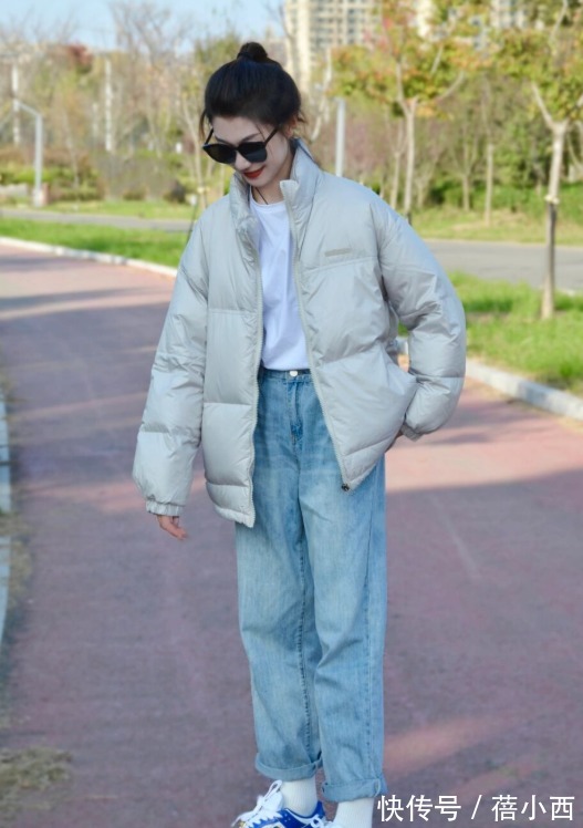 牛仔裤|“羽绒服+牛仔裤”=秋冬洋气搭配,兼具时髦和保暖,太高级了!