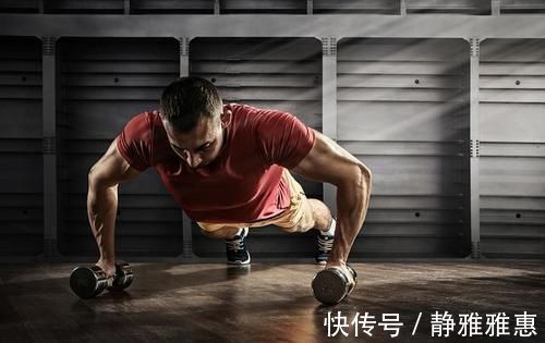 肩胛骨|如何用俯卧撑练出饱满胸肌4个锻炼技巧，让你在家徒手练胸