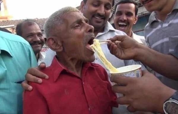 街头|印度人来华旅游返程,行李箱塞满2个中国特产,网友不理解