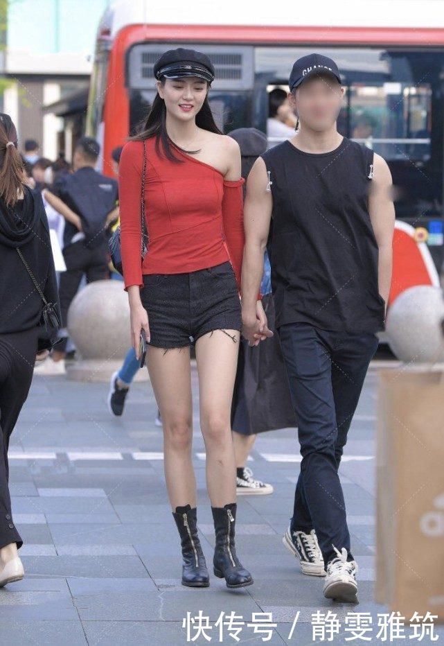 红色单肩上衣搭配黑色热裤,大热天穿“雨靴”戴帽子,感受不到“温度”