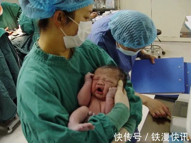 医生|90后宝妈诞下“雪人宝宝”,宝爸吓得不敢抱娃,医生恭喜了