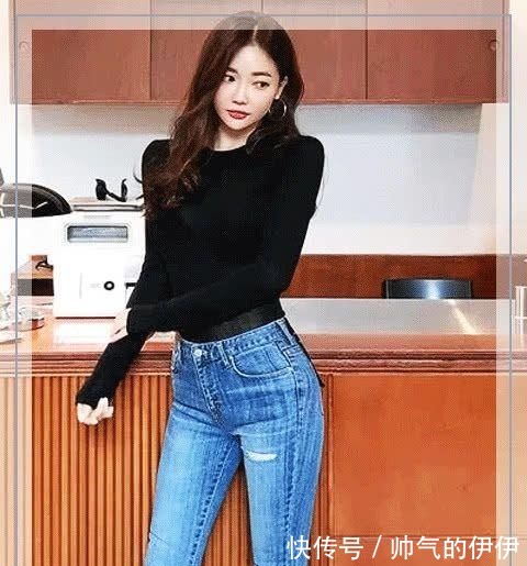 牛仔短裤 小姐姐紧身牛仔裤穿着优雅,搭配简洁,显得更时尚、更美观