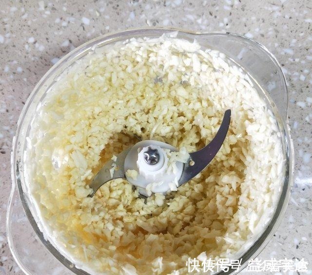 蒜米|酥炸金蒜蓉，家里常备着，入菜、拌面、煮汤全靠它！