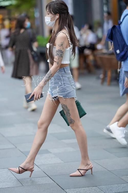  牛仔|街拍：露腰的背心搭配牛仔热裤，展现出美女性感的身姿