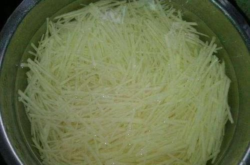 爽脆|做凉拌土豆丝,别着急焯水!多加这一步,土豆丝爽脆好吃不变黑