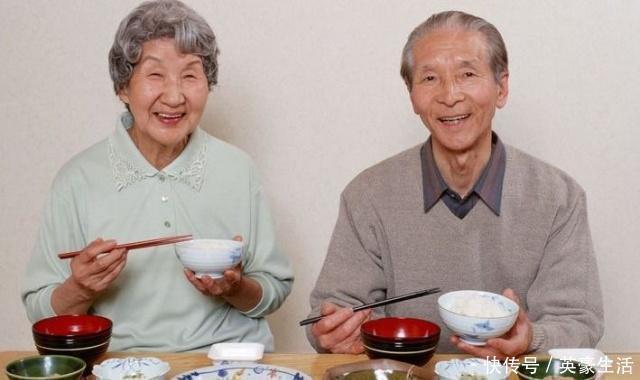 热水泡脚|106岁老人抽烟喝酒不运动，却说长寿并不难，只需少碰一件事