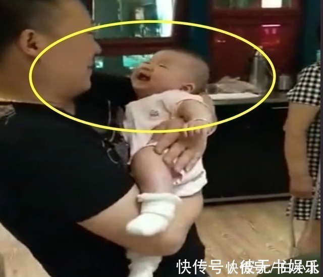 婴幼儿|舅舅第一次抱宝宝，接下来宝宝的动作，把全家人逗笑了