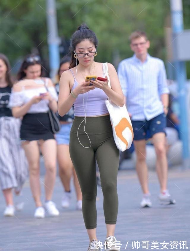 紧身衣 军绿瑜伽裤和白色吊带,修身舒适,简单创造休闲风格!