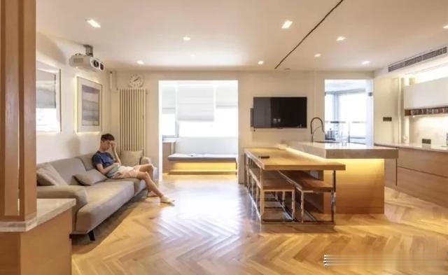 大衣柜|客厅一定要放沙发和茶几的现在都流行这样装啦