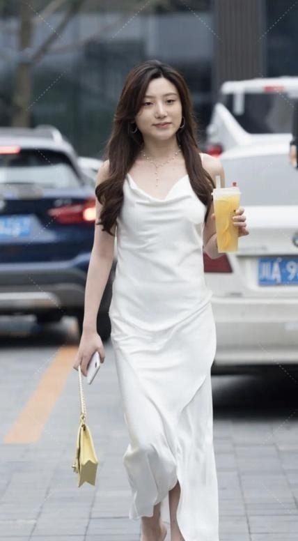 整体造型|逛街的连衣裙美女，修身的版型凸显身材，气场全开