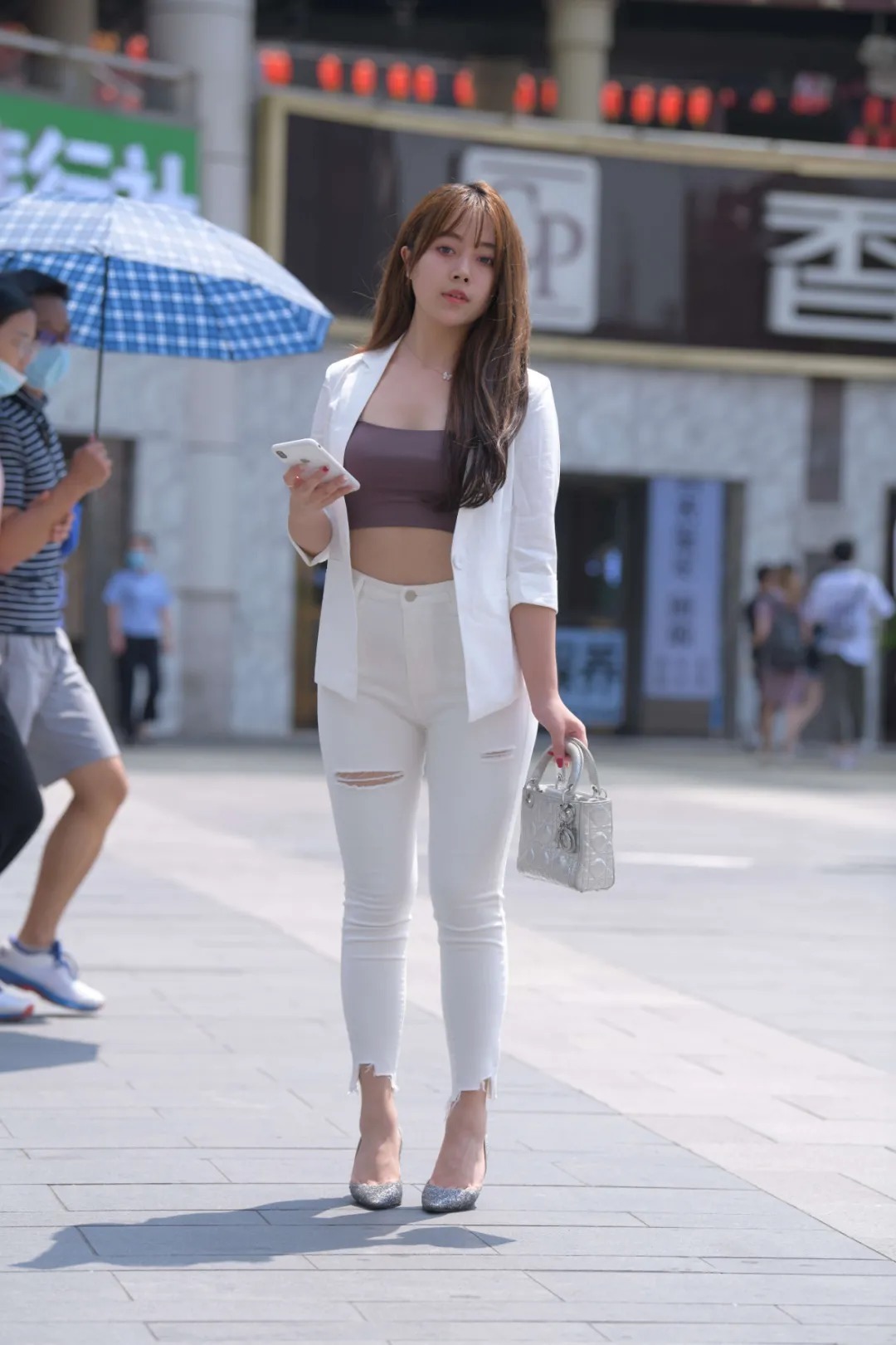 穿白西装的性感靓丽美女,身材丰腴