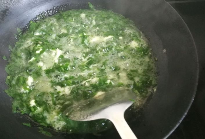 做鸡蛋汤，记住一放一不放，蛋花漂亮又爽滑，教您详细做法