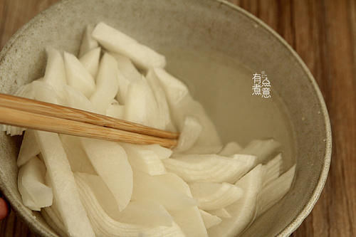 入秋后,此菜要多吃,维C是雪梨10倍,才2元1斤,腌着吃又脆又香