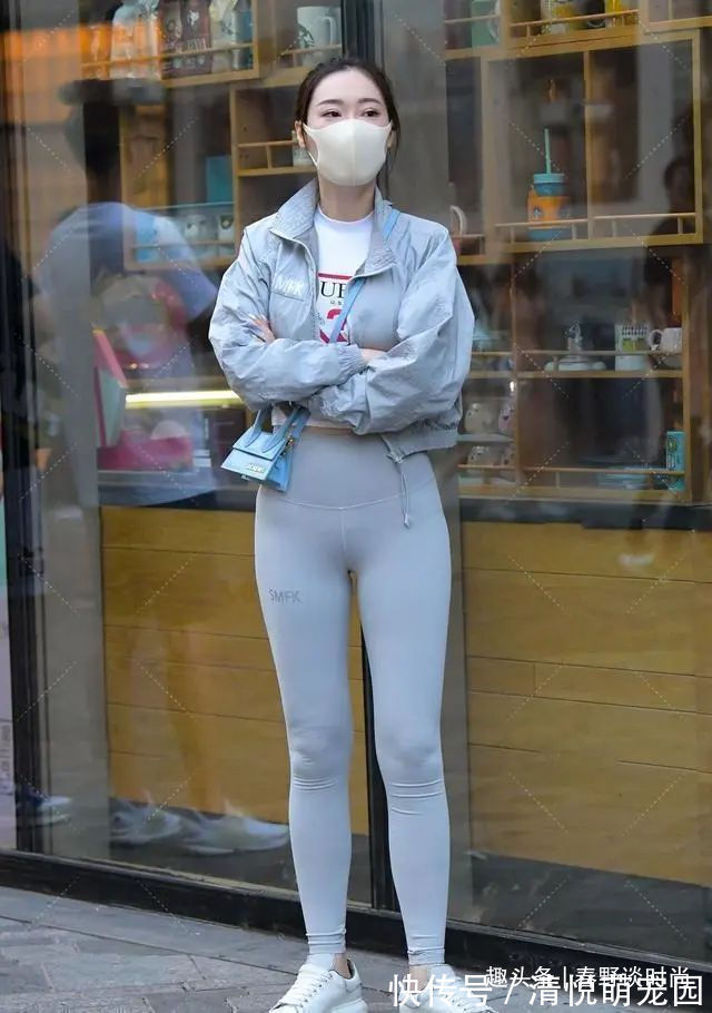 肩宽 白色打底裤搭配时尚外套,不再单调乏味,改变自己的穿衣风格