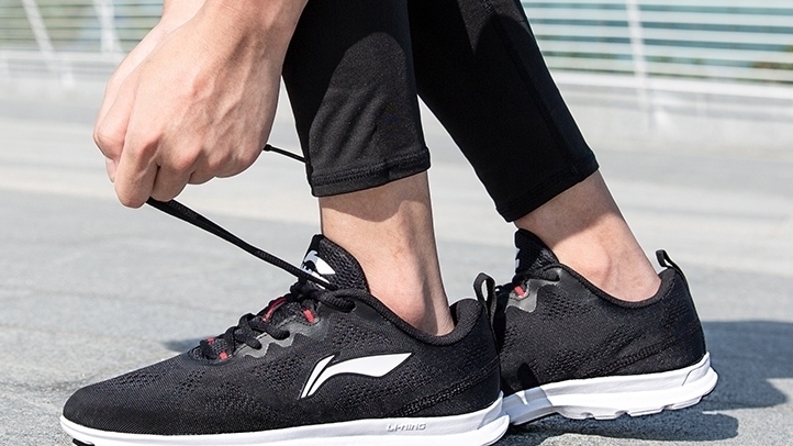 跑步鞋 曾经跟阿迪耐克“齐名”,如今没落到被各国拒收,很意外