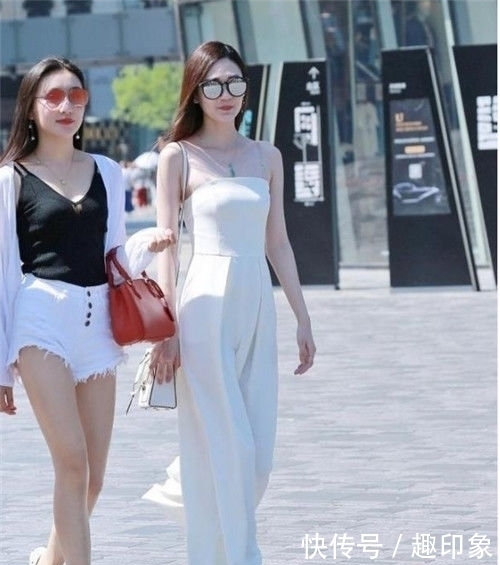 上衣|街拍美女黑色上衣配阔腿裤,身材苗条有致,妩媚又动人