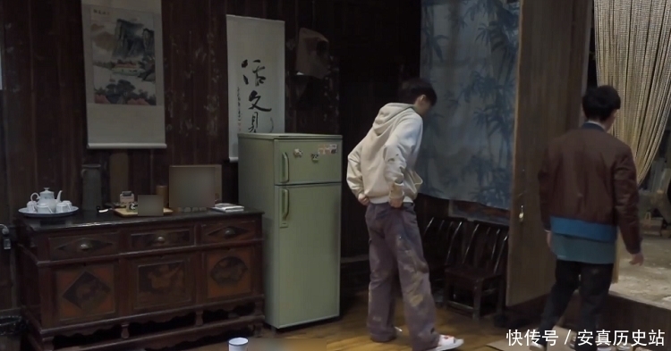 内疚 张艺兴做饭惨遭滑铁卢,因做错菜而自责,黄磊与何炅的反应好暖心