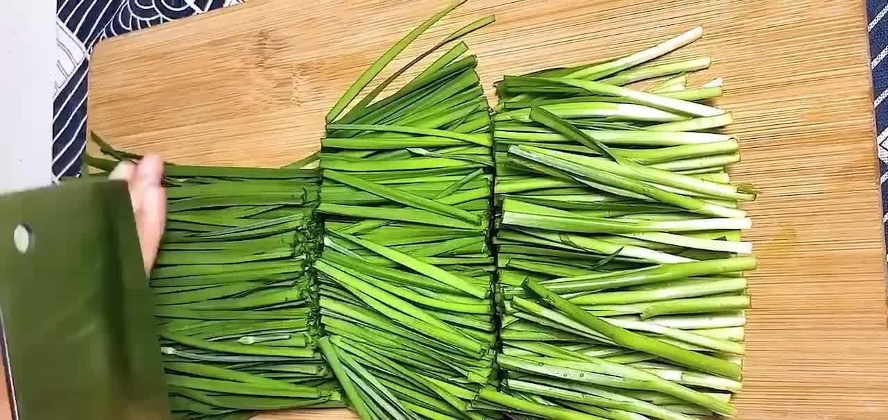 韭菜新吃法，香辣咸鲜，营养丰富唇齿留香，满满一大盘不够吃