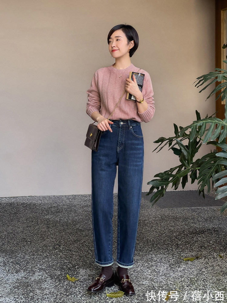 穿搭 穿小黑裤太土了!今冬流行“直筒牛仔裤”,搭配毛衣羽绒服真时髦
