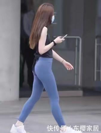 这条裤子曾经烂大街了,没想到换一种穿法,让时髦与修身翻倍