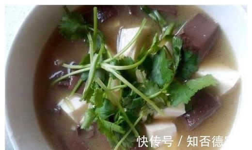 此菜4块钱能炖一锅,清除体内“垃圾”,补血脸色好,显年轻