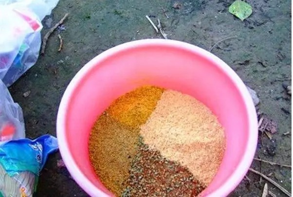 最”狠毒“的天然饵料,四小时狂拉百条鲫鱼,即使是傻子也能爆护