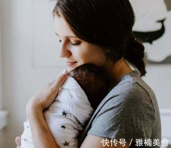 声音|给孩子喂奶的时候,孩子总是抬头看妈妈并笑,宝宝这是在做什么呢