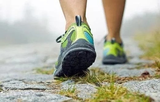 血糖稳定|糖尿病人走路，有这5种表现，说明血糖稳定，也没有并发症