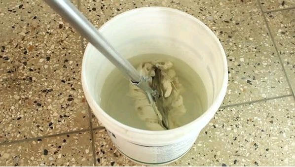 拖地只用清水等于白拖，老保姆教我只滴入几滴它，地板干净明亮