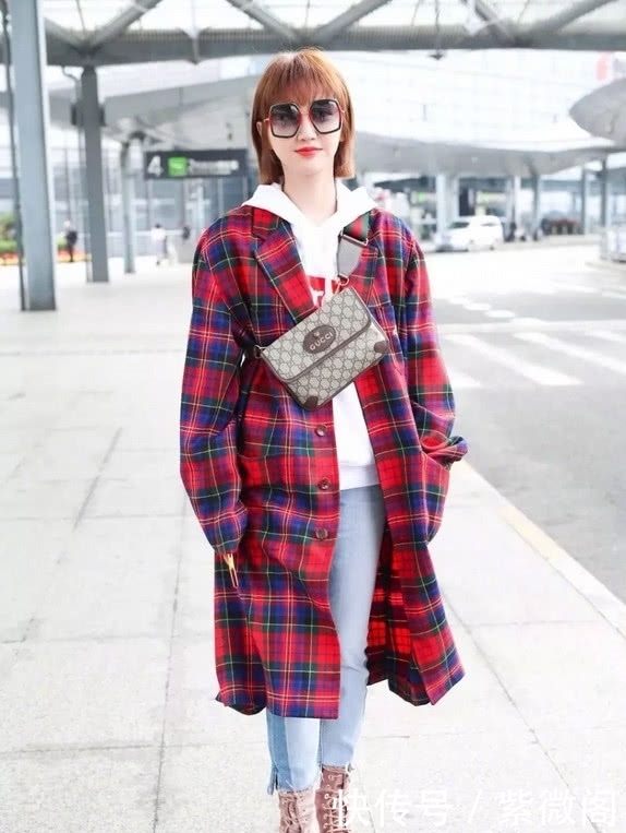 年轻|30女人穿大衣别总是搭配毛衣,试试搭连帽卫衣,不止年轻10岁