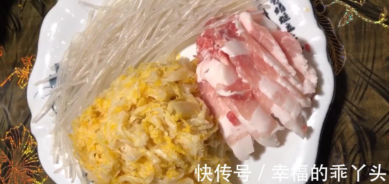 家常酸菜炒粉条，酸辣开胃，东北人常常念叨的家乡“好”味道
