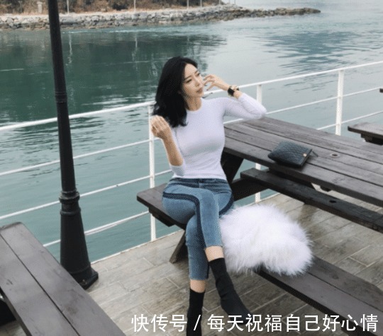 炎热的天气下，穿着一双黑色短靴就出门，不担心捂出痱子吗