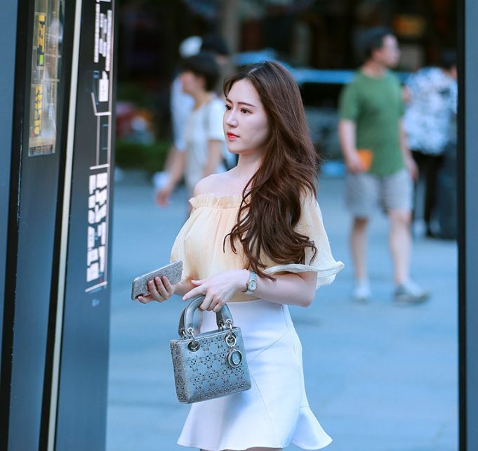 街拍:身材丰腴的美女,身材苗条有致,戴着墨镜潮范十足