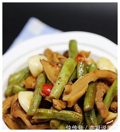 别再傻傻的干炒四季豆啦，加点酱进去是真香，搭配猪肚堪称一绝！