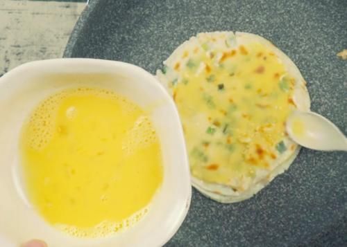 早餐|用饺子皮做成的葱油饼，孩子特爱吃的早餐，香嫩多层，解馋营养