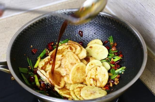 土豆这样做实在太好吃了，招待客人做一盘，比大鱼大肉受欢迎