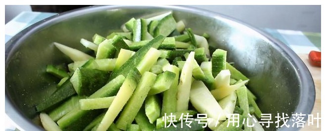 好吃|买萝卜时，绿萝卜好还是白萝卜好教你方法，选出好吃的萝卜！