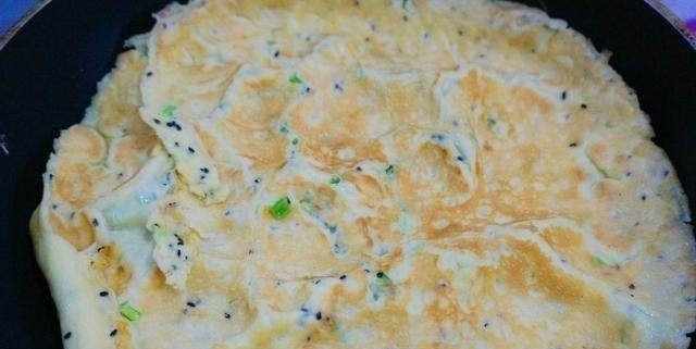 还是老妈这样做的鸡蛋饼好吃，美味又营养，一口气就吃了10张