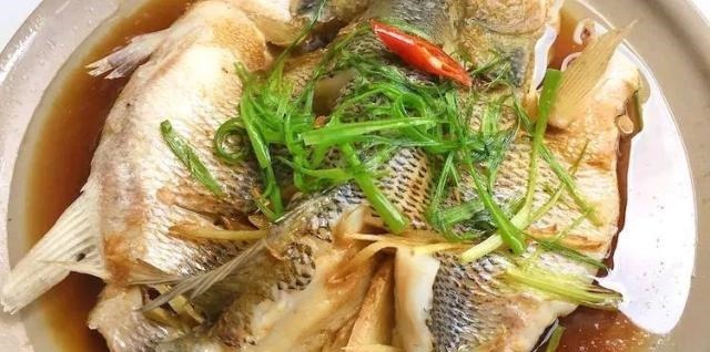 做清蒸鱼是先淋油还是先放酱油放错顺序，鱼腥味重营养还差