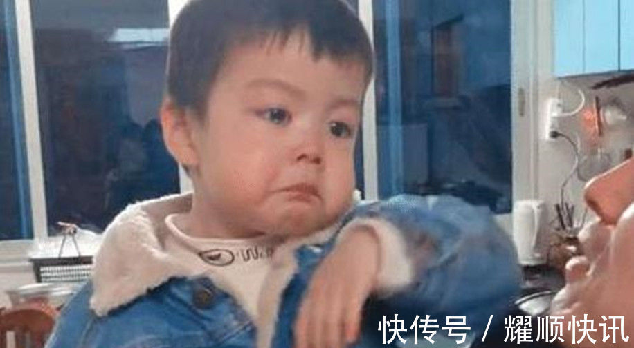 宝宝|宝宝“吃醋”表情萌翻网友,看到妈妈只抱了姐姐,弟弟心里很委屈